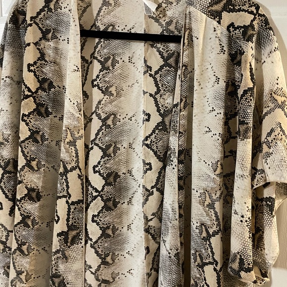 Short sleeve snakeskin print kimono - Picture 4 of 4